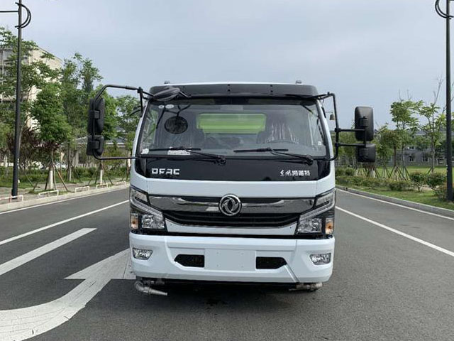 東風(fēng)多利卡2.5方水4.5方塵國六掃路車圖片3