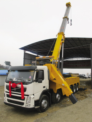 昨日，目前國內(nèi)最大噸位的道路<a href=http://www.05see.com/qzc/ target=_blank class=infotextkey>清障車</a>正式“落戶”貴陽。該清障車車價(jià)近300萬元，集吊裝、拖車于一體，最大起吊高度13.2米，最大拖牽重量54噸，最大起吊重量60噸，可安全快速地對(duì)交通事故中側(cè)翻的重型貨車、重型<a href=http://www.05see.com/ygc/ target=_blank class=infotextkey>油罐車</a>等進(jìn)行起吊、救援和拖運(yùn)，及時(shí)恢復(fù)現(xiàn)場(chǎng)交通。曾秦 攝